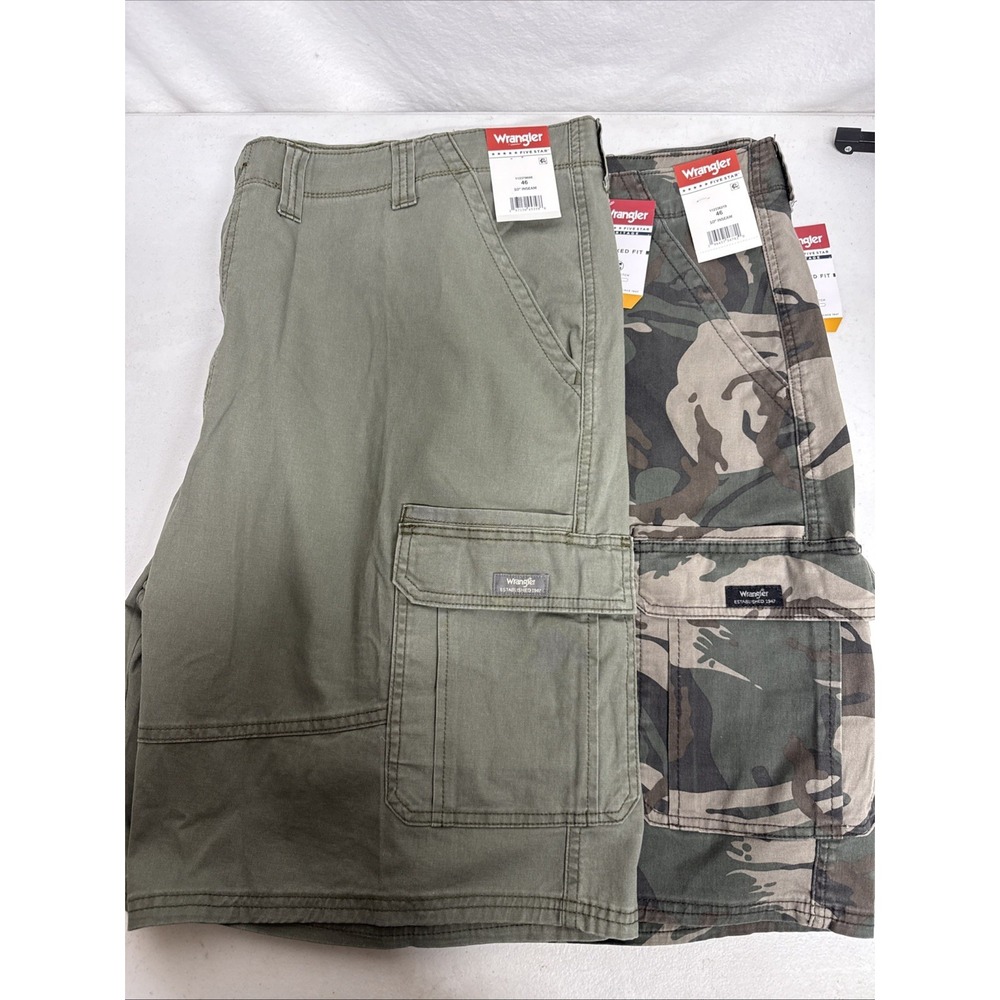 Lot Of 2 Pairs Mens Wrangler Cargo Shorts  Relaxed Fit Camo And Green Size 46